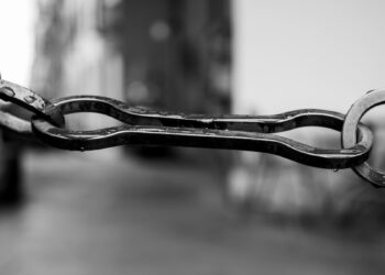 НАД СРБИЈОМ ЦРНА КИША ЛИЈЕ