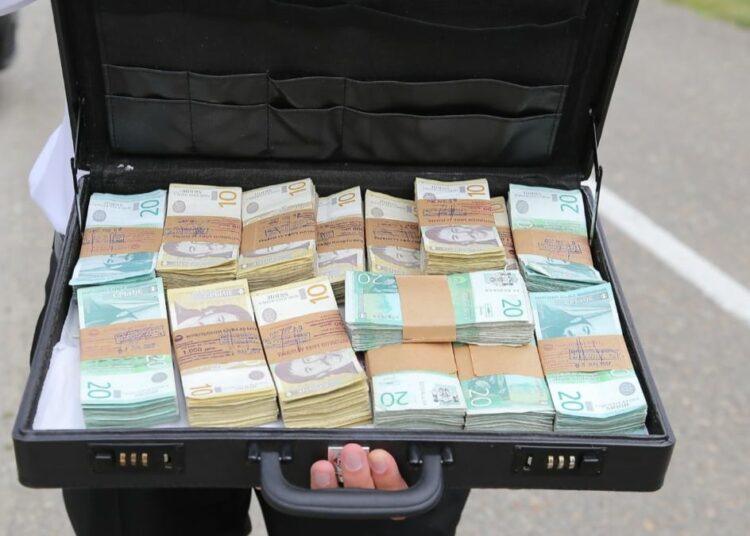 Valigetta colma di soldi