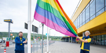 У ЗНАК ПОДРШКЕ LGBT+ПРАВИМА, IKEA СРБИЈА ПОДИГЛА ЗАСТАВУ ДУГИНИХ БОЈА
