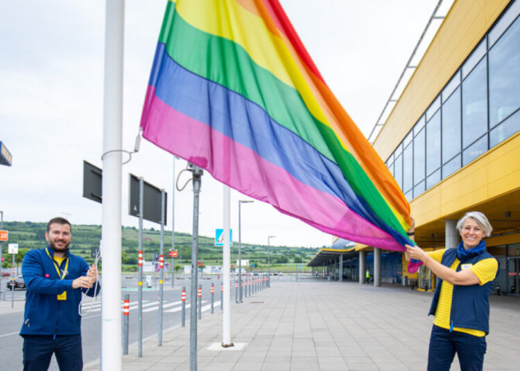 У ЗНАК ПОДРШКЕ LGBT+ПРАВИМА, IKEA СРБИЈА ПОДИГЛА ЗАСТАВУ ДУГИНИХ БОЈА