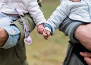 Bambini in braccio ai genitori