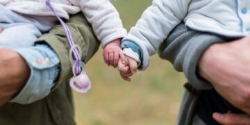 Bambini in braccio ai genitori