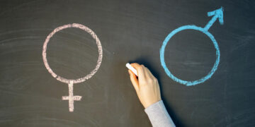 МОРАЛИ ДА СЕ ИЗВИНЕ ЗБОГ ПОЗДРАВА „ДАМЕ И ГОСПОДО”