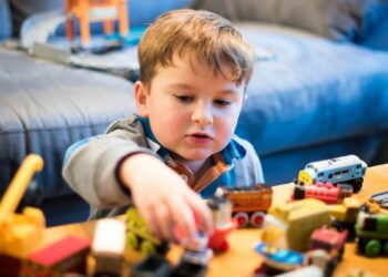 Trotz jahrelanger Gender-Politik: Kinder wählen weiter geschlechtsspezifisches Spielzeug