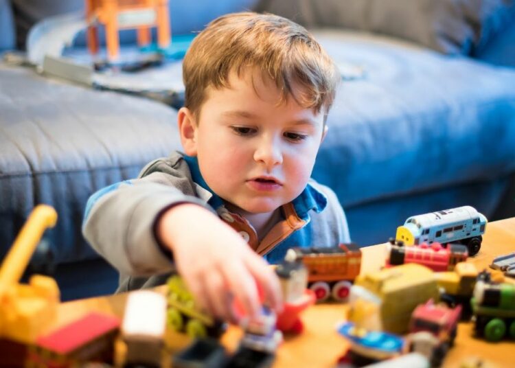 Trotz jahrelanger Gender-Politik: Kinder wählen weiter geschlechtsspezifisches Spielzeug