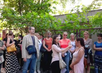 ДИРЕКТОРКА ПРЕТИ РОДИТЕЉИМА КРИВИЧНИМ ПРИЈАВАМА АКО НЕ КУПЕ УЏБЕНИКЕ ЧИЈИ ЈЕ ОНА АУТОР