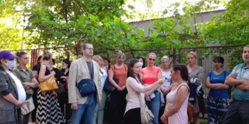 ДИРЕКТОРКА ПРЕТИ РОДИТЕЉИМА КРИВИЧНИМ ПРИЈАВАМА АКО НЕ КУПЕ УЏБЕНИКЕ ЧИЈИ ЈЕ ОНА АУТОР