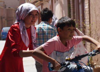 КИНА ОДОБРИЛА ПОРОДИЦАМА ДА ИМАЈУ ТРОЈЕ ДЕЦЕ