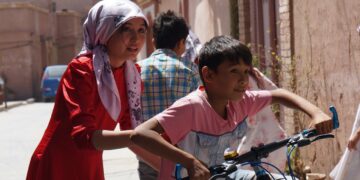 КИНА ОДОБРИЛА ПОРОДИЦАМА ДА ИМАЈУ ТРОЈЕ ДЕЦЕ