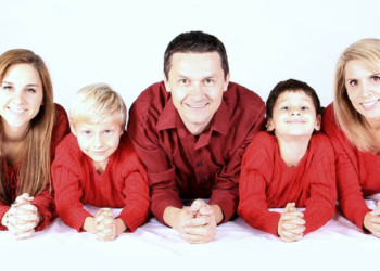 «LA FAMILIA ES…» (y ii) La familia está llamada a desempeñar su deber educativo en la Iglesia