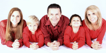 «LA FAMILIA ES…» (y ii) La familia está llamada a desempeñar su deber educativo en la Iglesia