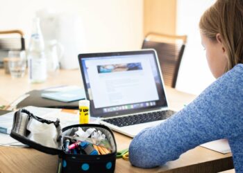 Ragazza al computer portatile