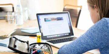 Ragazza al computer portatile