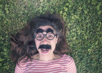 ШТА??? ЗАР НИКО ДА ПОЖЕЛИ „СРЕЋАН ДАН ОСОБА С БРКОВИМА“?