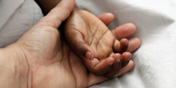 Mani di adulto e bambino