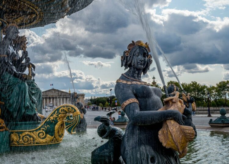 Fontana di fronte all'Assemblea Nazionale di Francia