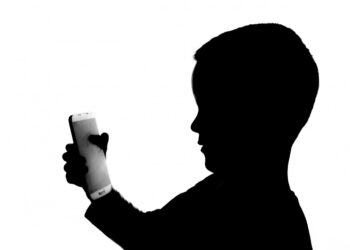 ДА ЛИ НАМ ДЕЦА ЗБОГ МОБИЛНИХ УРЕЂАЈА СВЕ КАСНИЈЕ ПОЧИЊУ ДА ГОВОРЕ?