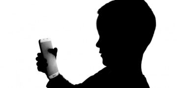 ДА ЛИ НАМ ДЕЦА ЗБОГ МОБИЛНИХ УРЕЂАЈА СВЕ КАСНИЈЕ ПОЧИЊУ ДА ГОВОРЕ?