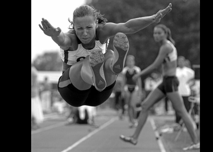 Le gouverneur de Floride signe la « loi sur l’équité dans les sports féminins », qui interdit les hommes dans les sports féminins au lycée et à l’université.