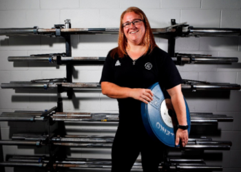 Une ancienne haltérophile porte aujourd’hui un fardeau différent : elle défend avec ardeur la cause des femmes dans le sport.