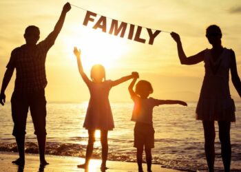 ПОРОДИЦИ СА ДЕСЕТОРО ДЕЦЕ ИЗ ЗВЕЧАНА УРУЧЕНИ КЉУЧЕВИ НОВОГ ДОМА: МАЈКА ДОБИЛА ОРДЕН ЦАРИЦЕ МИЛИЦЕ