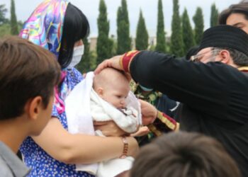 ПАТРИЈАРХ ГРУЗИЈСКИ ИЛИЈА КРСТИО 1200 НОВОРОЂЕНЧАДИ