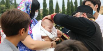 ПАТРИЈАРХ ГРУЗИЈСКИ ИЛИЈА КРСТИО 1200 НОВОРОЂЕНЧАДИ