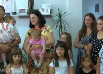 ПОРОДИЦИ СА ДЕСЕТОРО ДЕЦЕ ИЗ ЗВЕЧАНА УРУЧЕНИ КЉУЧЕВИ НОВОГ ДОМА: МАЈКА ДОБИЛА ОРДЕН ЦАРИЦЕ МИЛИЦЕ