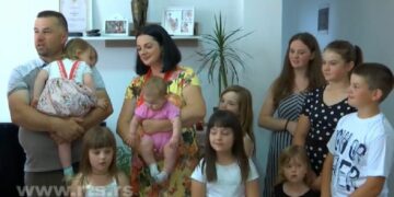 ПОРОДИЦИ СА ДЕСЕТОРО ДЕЦЕ ИЗ ЗВЕЧАНА УРУЧЕНИ КЉУЧЕВИ НОВОГ ДОМА: МАЈКА ДОБИЛА ОРДЕН ЦАРИЦЕ МИЛИЦЕ