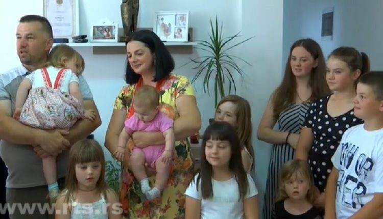 ПОРОДИЦИ СА ДЕСЕТОРО ДЕЦЕ ИЗ ЗВЕЧАНА УРУЧЕНИ КЉУЧЕВИ НОВОГ ДОМА: МАЈКА ДОБИЛА ОРДЕН ЦАРИЦЕ МИЛИЦЕ