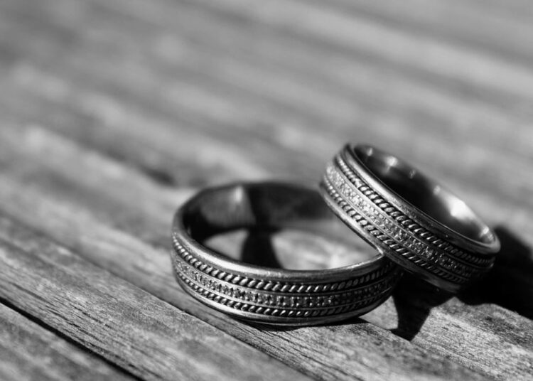 БРАЧНИ И ВАНБРАЧНИ ПАРТНЕРИ СУ ПО ЗАКОНУ ИЗЈЕДНАЧЕНИ У СТИЦАЊУ ПРАВА НА ПОРОДИЧНУ ПЕНЗИЈУ