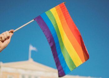 БАЈДЕНОВА АДМИНИСТРАЦИЈА ОБЈАВИЛА КОНТРОВЕРЗНЕ СМЕРНИЦЕ О ЛГБТ ПИТАЊИМА У ШКОЛАМА