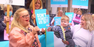 ВЕЛИКА БРИТАНИЈА: БОРБА ЗА ПРЕНАТАЛНУ РАВНОПРАВНОСТ ОСОБА С ДАУНОВИМ СИНДРОМОМ СЕ НАСТАВЉА