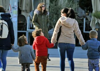 НOВЧAНА ПOМOЋ РOДИТEЉИМA ТРOJКИ, ЧEТВOРКИ, ПEТOРКИ, ШEСТOРКИ И ДВОСТРУКИХ БЛИЗAНAЦA