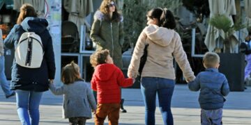 НOВЧAНА ПOМOЋ РOДИТEЉИМA ТРOJКИ, ЧEТВOРКИ, ПEТOРКИ, ШEСТOРКИ И ДВОСТРУКИХ БЛИЗAНAЦA