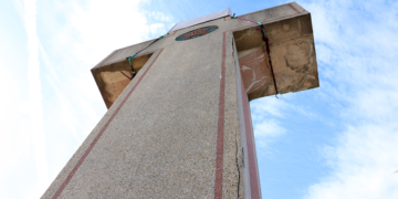 Satánicos y militantes LGTBI juntos contra la Cruz