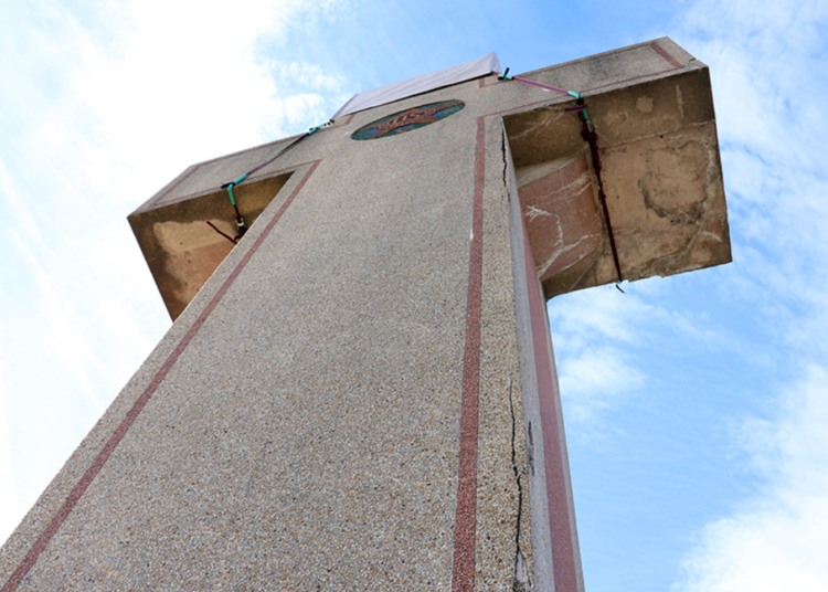 Satánicos y militantes LGTBI juntos contra la Cruz