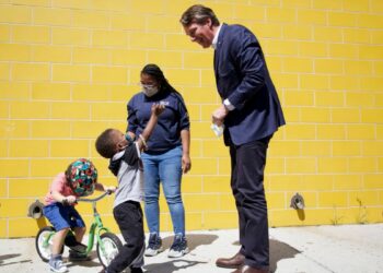 ВИРЏИНИЈА: РОДИТЕЉИ НА ИЗБОРИМА ЈАСНО РЕКЛИ НЕ РАДИКАЛНОЈ РАСНОЈ ТЕОРИЈИ И ЛГБТ ПРОГРАМИМА