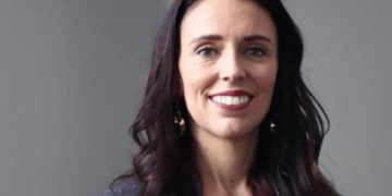 Jacinda Ardern: la “normalità” di essere mamma. Ma a che prezzo?