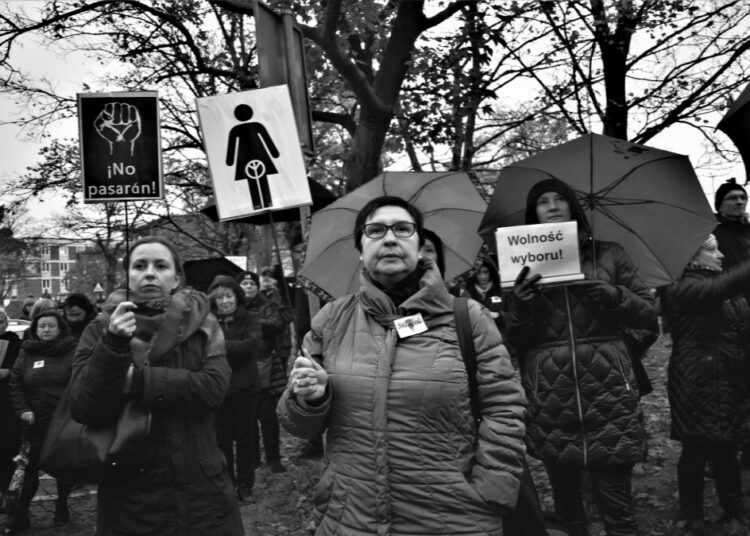 Abtreibung in Polen: heftig debatierter Tod einer Frau im septischen Schock sorgt für Aufregung – und Gesetzesänderung?