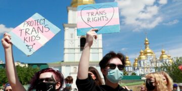 ПУТИН: УЧИТИ ДЕЦУ ДА ЈЕ ЛАКО МЕЊАТИ ПОЛ ГРАНИЧИ СЕ СА ЗЛОЧИНОМ ПРОТИВ ЧОВЕЧНОСТИ!
