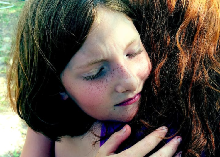 Dolor y Perdón: Madre de niña fallecida en atropello escolar y la conductora abrazadas en la escena de la tragedia