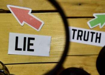 СВЕДОЧЕЊЕ ИСТИНЕ И МАНЕКЕНИ ЛАЖИ