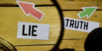 СВЕДОЧЕЊЕ ИСТИНЕ И МАНЕКЕНИ ЛАЖИ