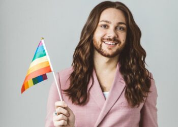 El embajador de buena voluntad LGBTQ+ de la UE se burla de la Virgen María y de la Sagrada Familia