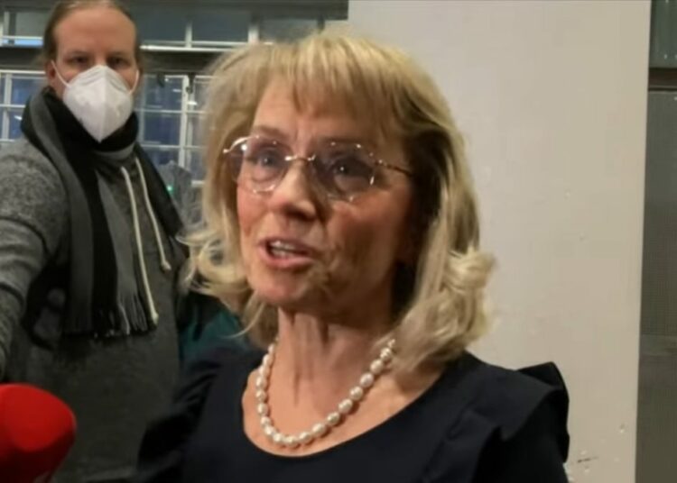 Päivi Räsänen intervistata dalla tv finlandese durante il processo