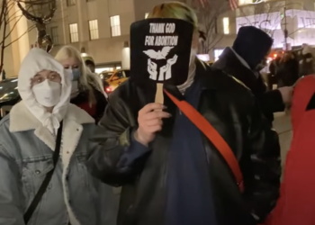 Des militants pro-avortement scandent « Dieu aime l’avortement » et lancent des insultes chargées d’invectives aux fidèles de la cathédrale St Patrick à New York.