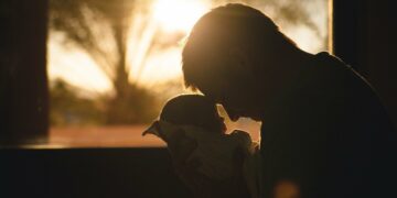 Отец с новорожденным ребенком