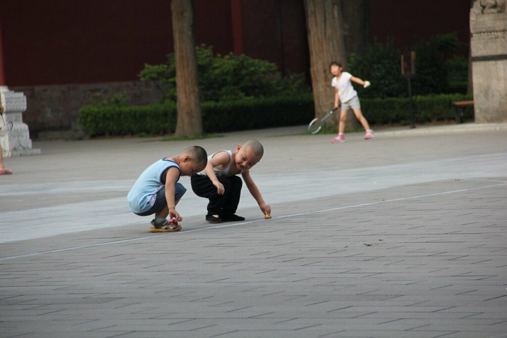 Bambini cinesi che giocano