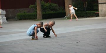 Bambini cinesi che giocano